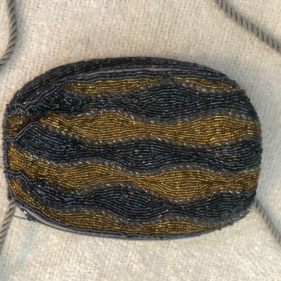 Vintage beaded clutch with zipper, perfect condition except for lipstick mark. - Picture 6 of 7